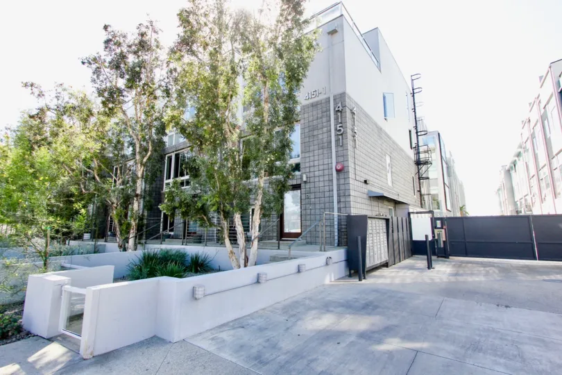 The landscaping around R1 Living in Mar Vista, California