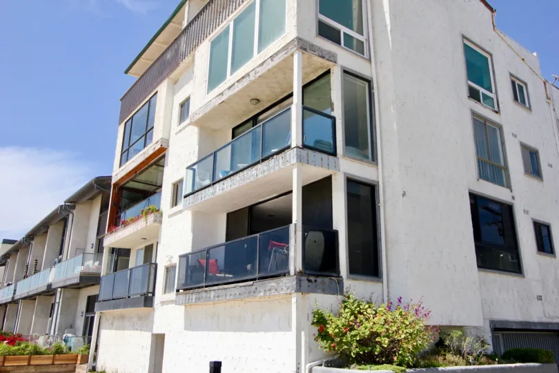 The building in 1 jib of marina del rey has the beautiful windows.