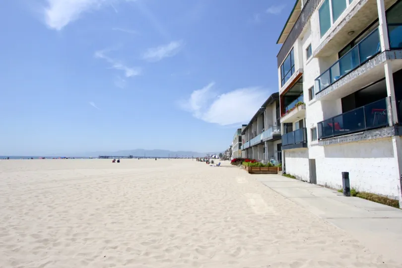 A sunny day in 1 Jib beach in Marina Del Rey with little to none people in it