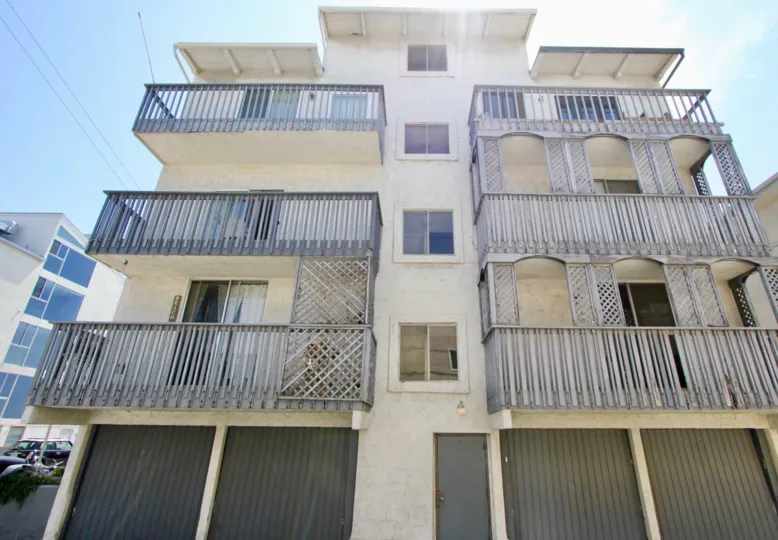 A sunny day on 1 Jib resident building with gated terraces.