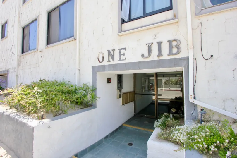 Amazing view of the entrance to the creamy walled 1 Jib Apartment, Marina Del Rey, California
