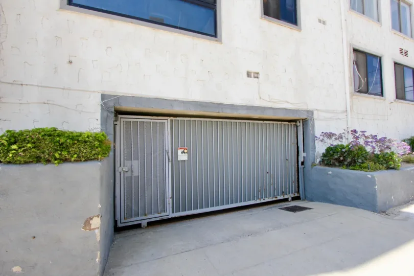 The building in 1 jib of marina del rey has the protected gate.