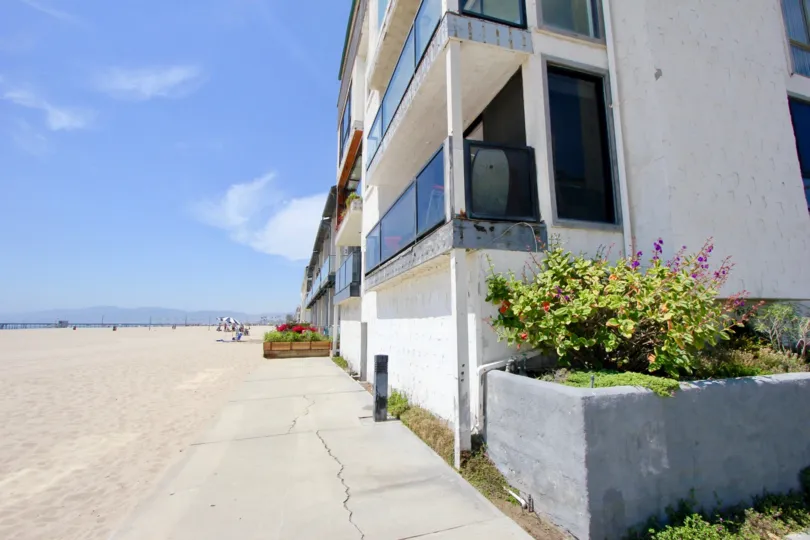 warm weather and large building with many storeys in 1 Jib