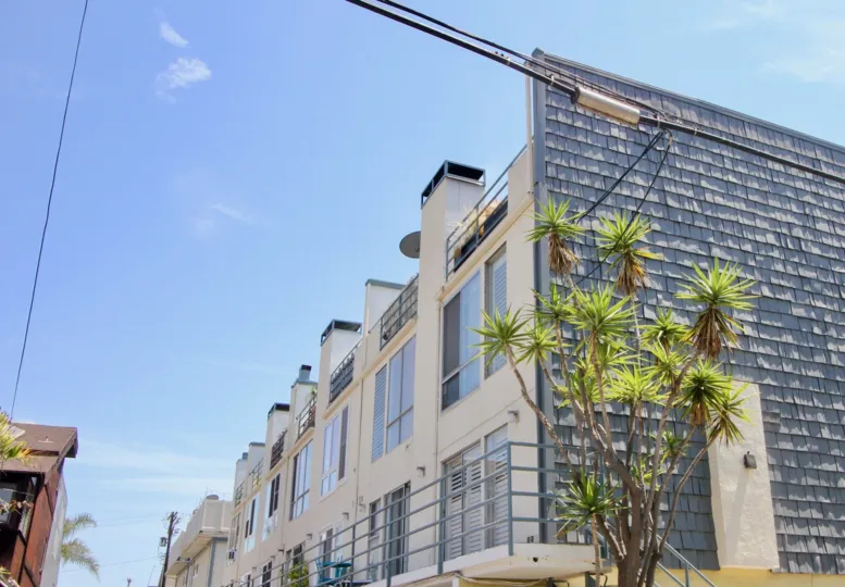 Beautiful blue sky shines on a big apartment in 100 Driftwood.
