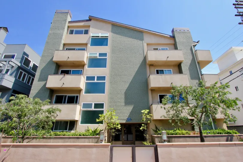 The beautiful building in 16 quarterdeck of marina del rey ithat should nice to see.