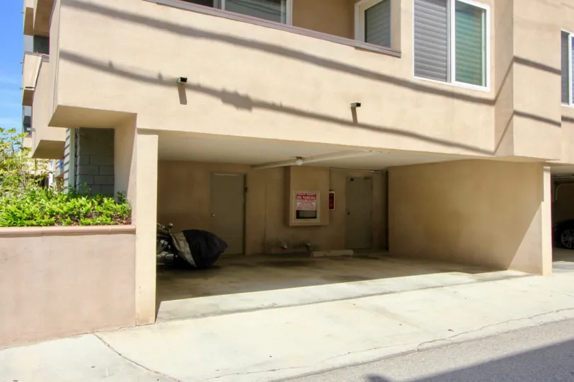 A PLACE LOOKS LIKE A PARKING AREA AND A VEHICLE ALSO AVAILABLE AND A FLOOR ALSO THERE AT THE TOP AND WINDOWS ALSO CLOSED AT THE MORNING TIME