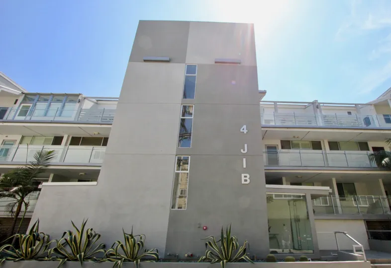 Sunny weather and Large gray building in 4 Jib in California