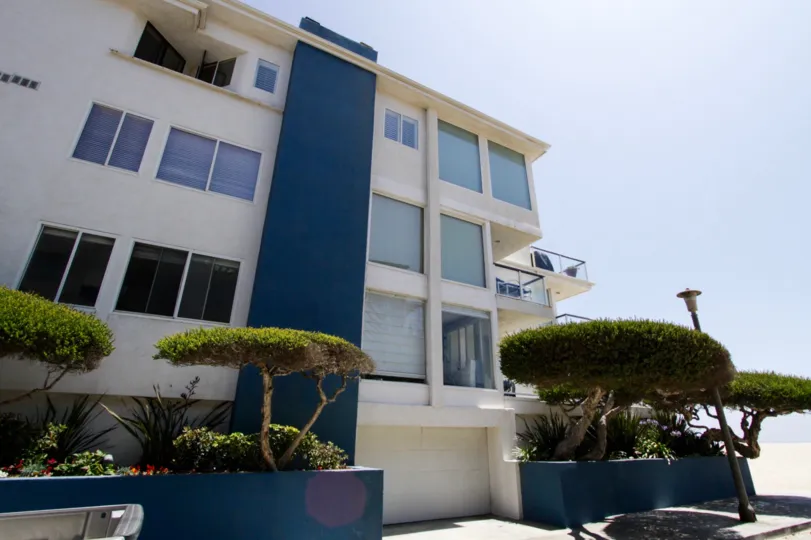 The building at 4 Quarterdeck in Marina Del Rey