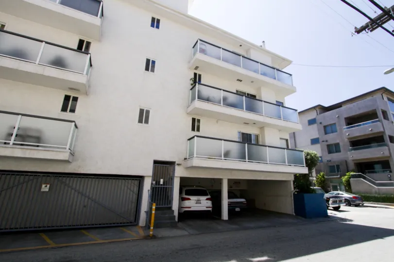 The entrance into the parking area for 4 Quarterdeck