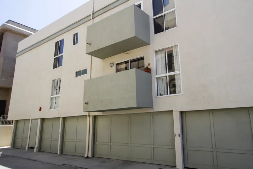 The parking for 4403 Ocean Front Walk in Marina Del Rey