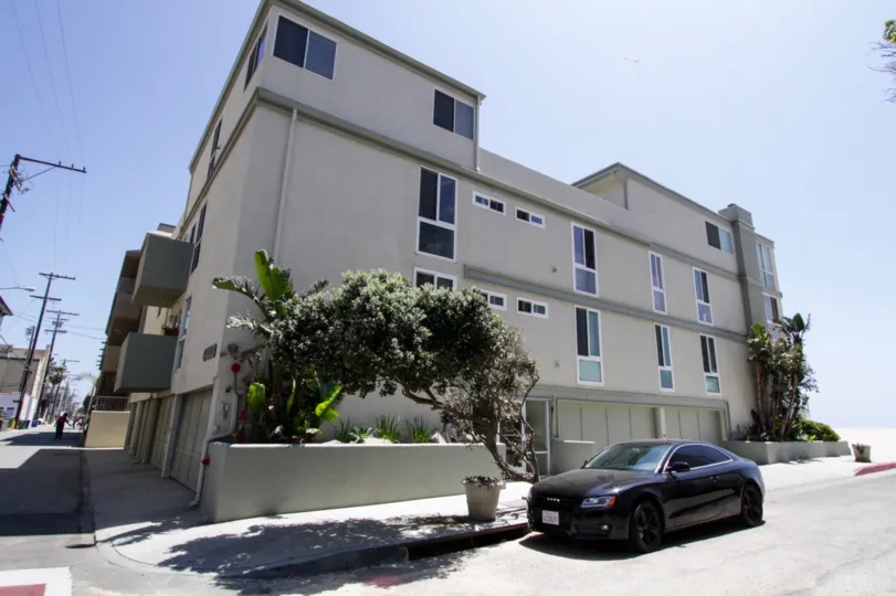 The curb of 4403 Ocean Front Walk