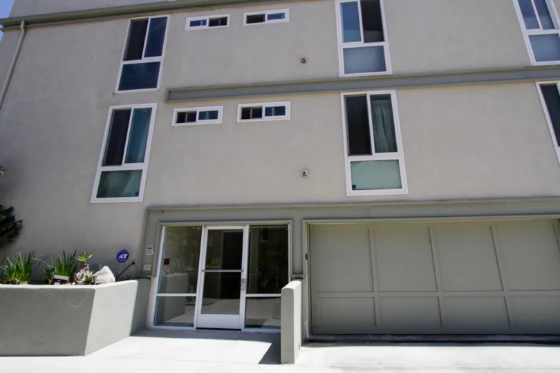The entrance into 4403 Ocean Front Walk