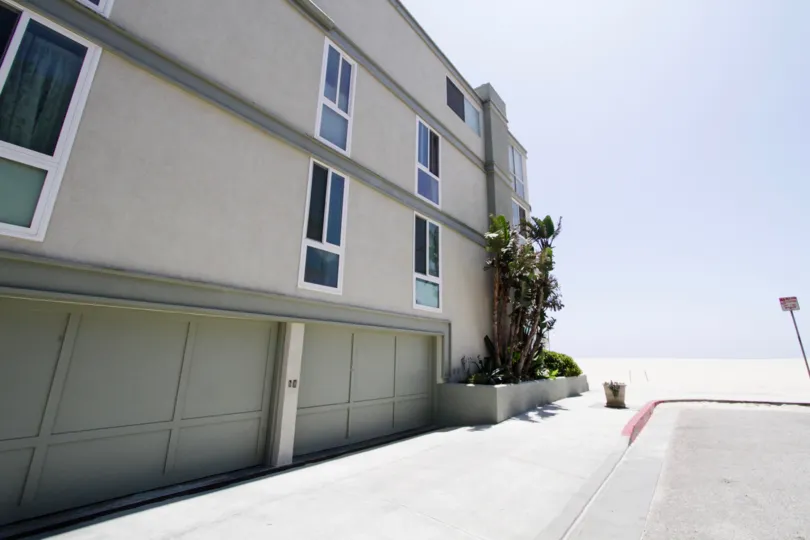 The road alonside 4403 Ocean Front Walk in Marina Del Rey