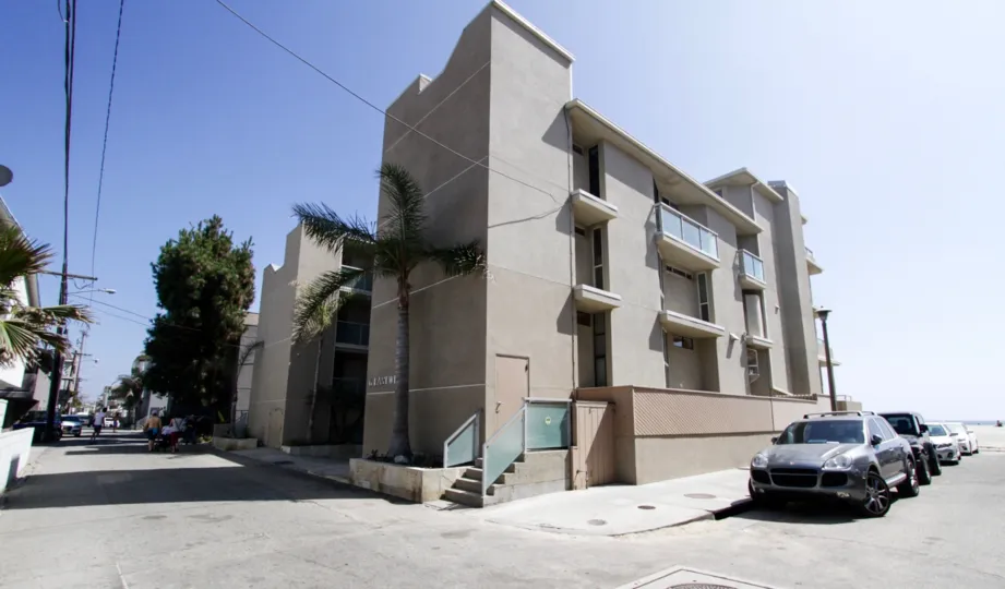 The building at 6 Eastwind in Marina Del Rey