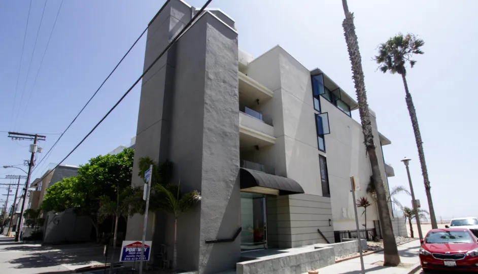 The building at 6 Voyage in Marina Del Rey