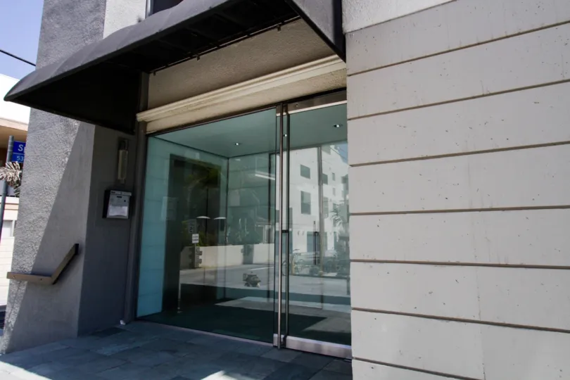 The entrance at 6 Voyage