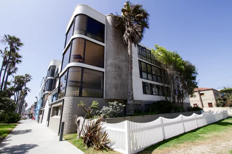 The landscaping of te Anchorage Estates in Marina Del Rey