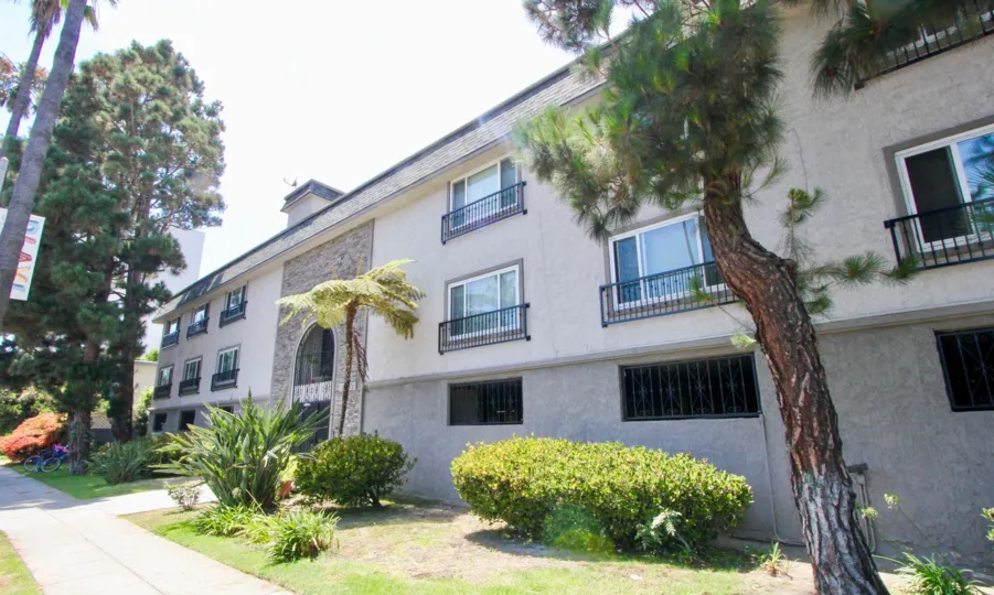 Amazing exteriors of Casa Del Rey with its greeneries, Marina Del Rey, California