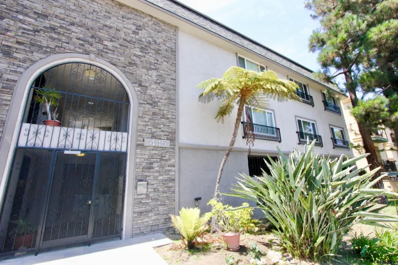 A nice cool place to stay with no other than at Casa Del Rey in California