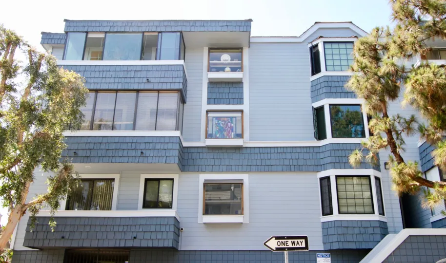 THIS IS HOUSE VERY NICE AND DRAWING IN WINDOW NICE COLOR THAT ALSO