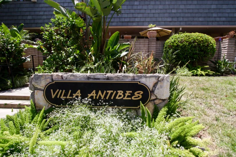 The sign annoucning the Villa Antibes
