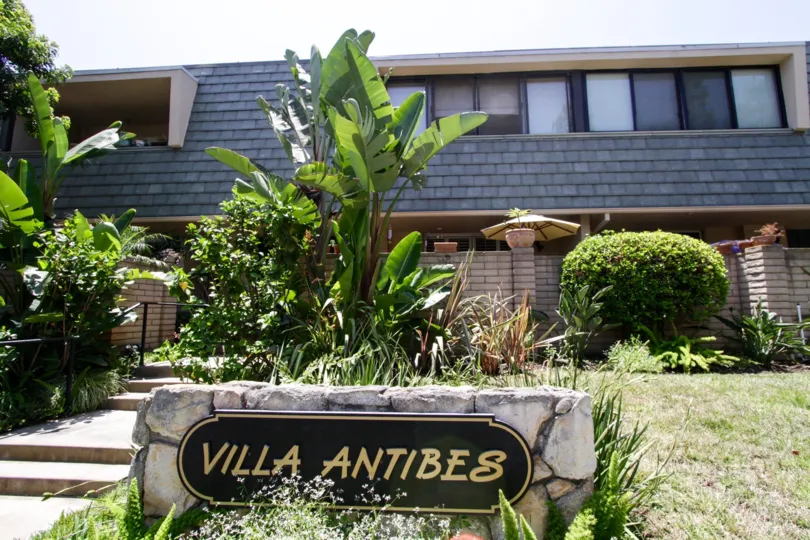 The welcoming sign into Villa Antibes