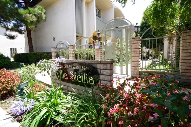 The welcoming sign into the Villa Sicilia