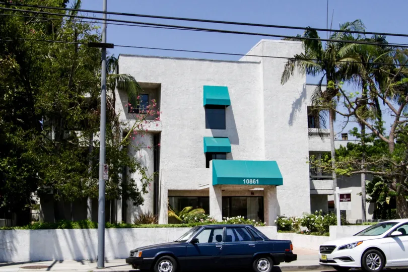 The building at 10861 Moorpark St in North Hollywood