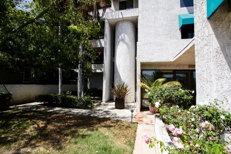 The column within the building at 10861 Moorpark St