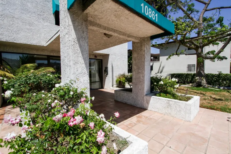 The entrance into 10861 Moorpark St