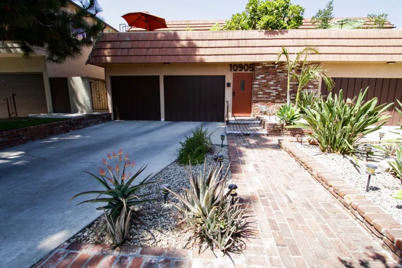 The entrance into 10905 Peach Grove St
