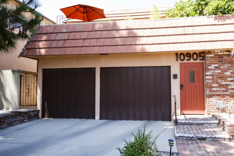 The private garage for 10905 Peach Grove St