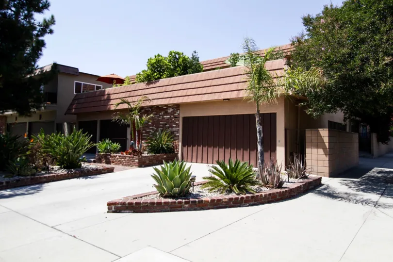 The landscaping of 10905 Peach Grove St in North Hollywood