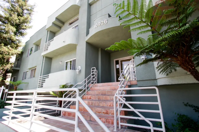 The entrance into 10926 Moorpark St