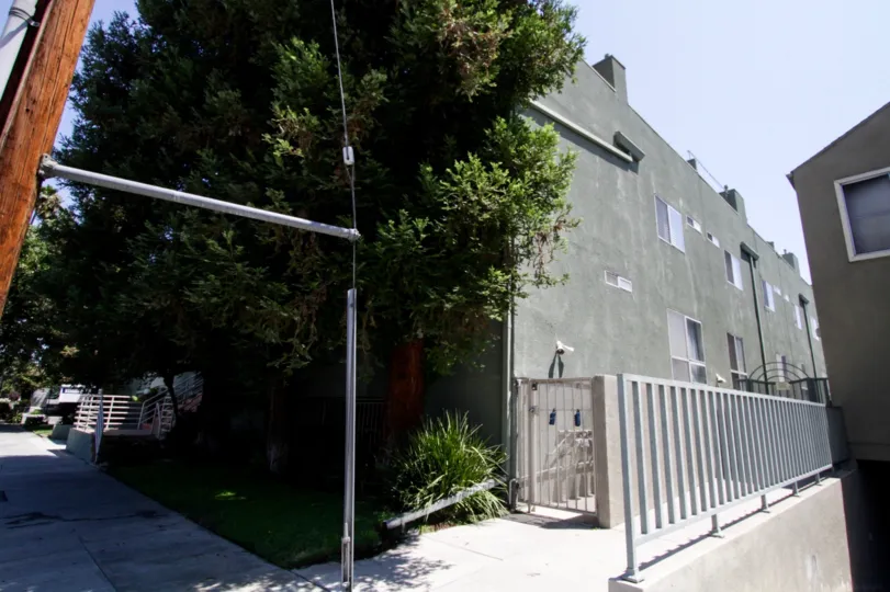 The side entrance into 10926 Moorpark St in North Hollywood