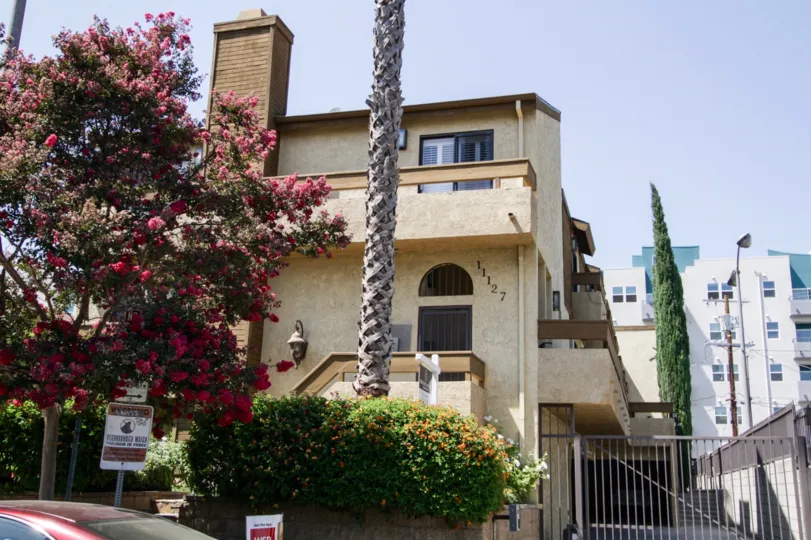 The building at 11127 Hesby St in North Hollywood
