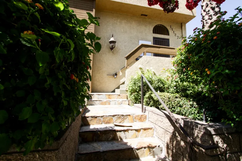 The entrance into 11127  Hesby St in North Hollywood