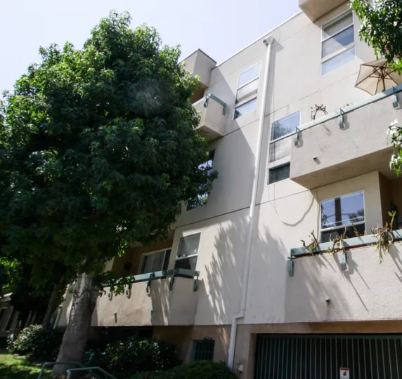 The building at 11225 Peach Grove St in North Hollywood