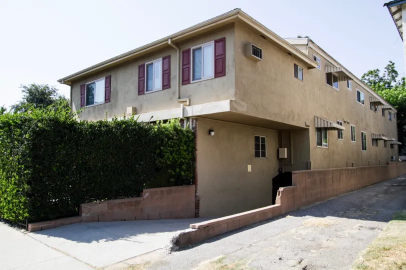 The building at 11585 Riverside Dr in North Hollywood