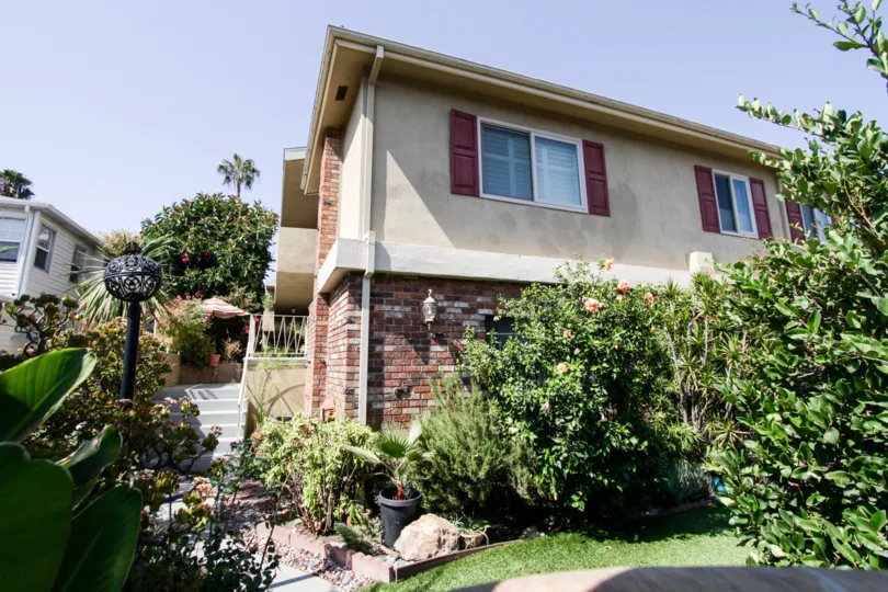 The décor around 11585 Riverside Dr