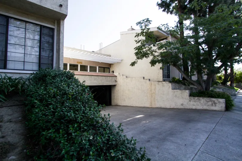 The drive into 11834 Gilmore St in North Hollywood
