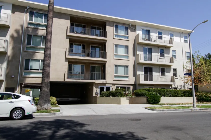The building at 4820 Bellflower Ave in North Hollywood