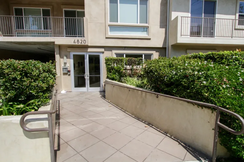 The entrance into 4820 Bellflower Ave