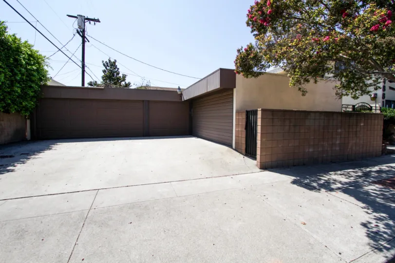 The parking at 4881 Cleon Ave in North Hollywood