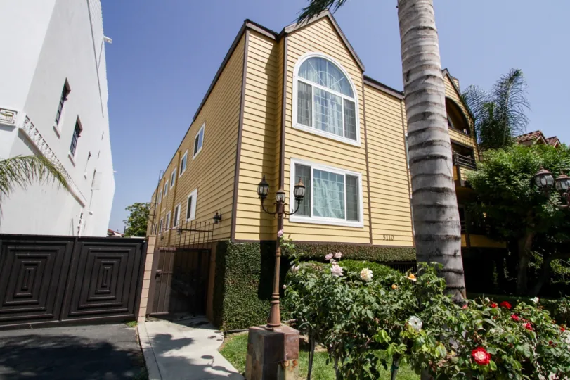 The entrance into 5110 Tujunga Ave