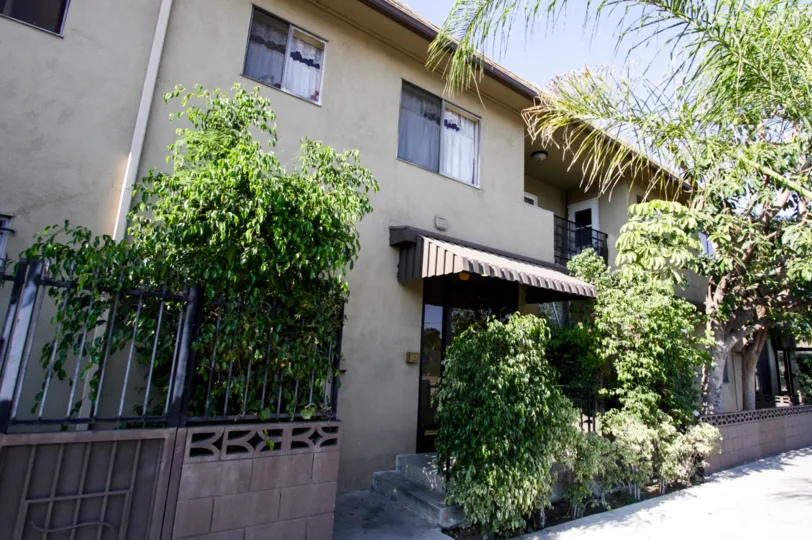 The building at 6902 Hinds Ave in North Hollywood
