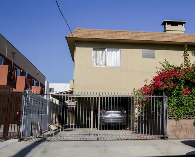 The garage parking at 6902 Hinds Ave in North Hollywood