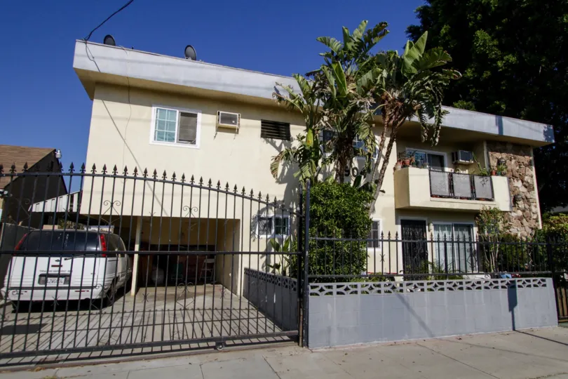 The parking at 6904 Radford Ave in North Hollywood