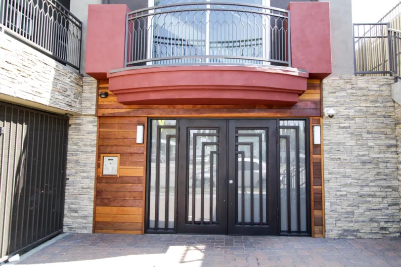The entrance into Comenzar De Nuevo in North Hollywood