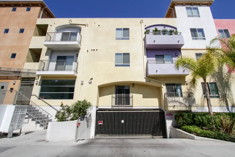 The arched entrance of Satsuma Artist Condominiums